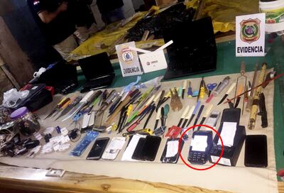 El POS para cobros en tarjetas (en círculo) fue el elemento más llamativo de los incautados en la cárcel de Tacumbú.