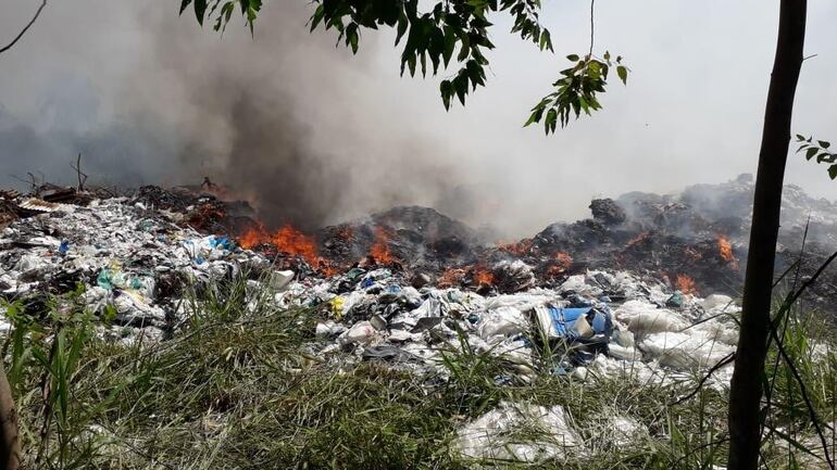 Vertedero en llamas.