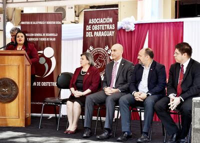 La presidenta de la Asociación de Obstetras del Paraguay, Sandra López, brindando unas palabras ante autoridades.