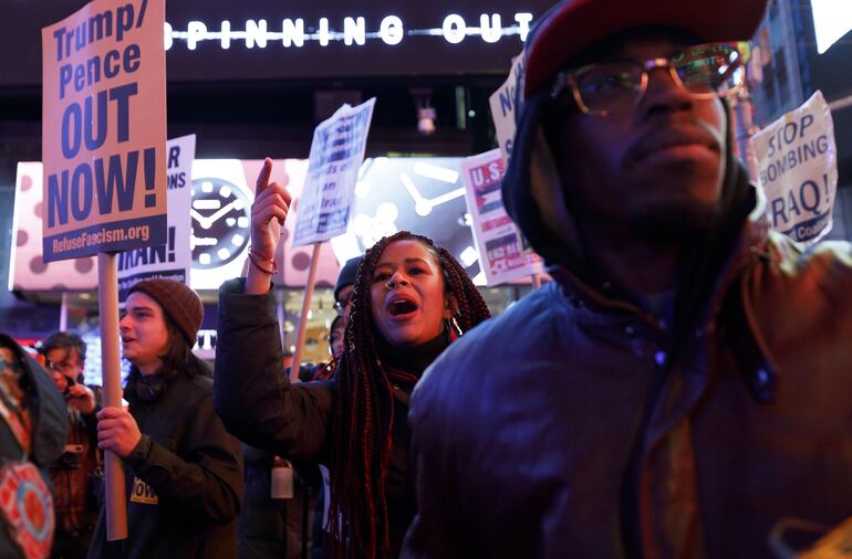 Manifestantes protestan contra la actuación del presidente Donald Trump con respecto a Irán, en Nueva York.
