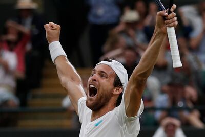 Joao Sousa celebra vencer al británico Daniel Evans en Wimbledon.