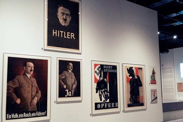 Carteles con imágenes de Adolf Hitler se exponen en un museo de Holanda.