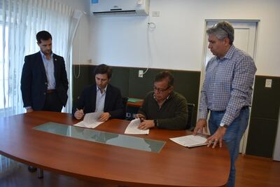 Martín Goerling y Nicanor Duarte Frutos firman acuerdo.
