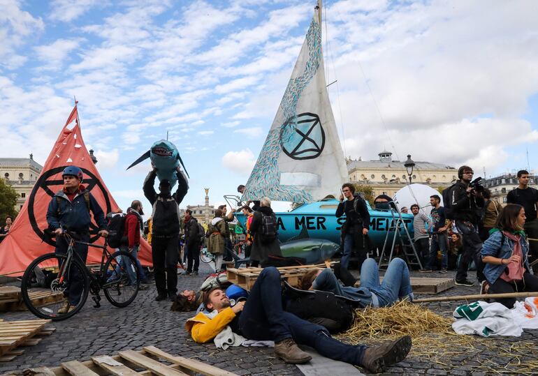Manifestantes contra el cambio climático en el Pont au Change en París.