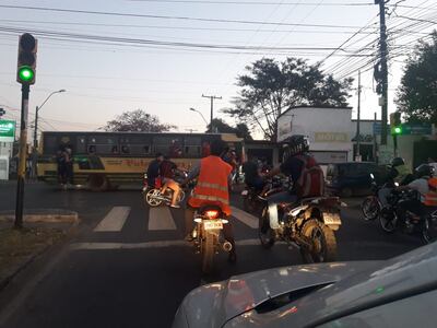 Hinchas de Cerro Porteño cerrando el tránsito para el paso de los barras.