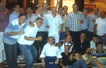 excompaneros-de-la-promo-78-del-monsenor-lasagna-compartiendo-con-ramon-carosini-en-el-fondo-1-izq--221710000000-1428833.jpg