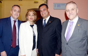 el-embajador-de-uruguay-federico-perazza-margarita-morselli-el-presidente-del-congreso-roberto-acevedo-y-nicolas-dario-latourrette-bo--201704000000-1506252.jpg