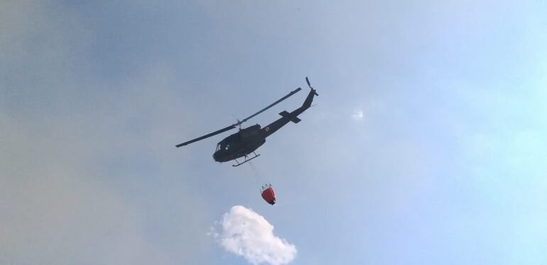 Militares también ayudan por aire para  sofocar las llamas.
