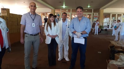 Ministro de Salud, Julio Mazzoleni, la directora del Hospital Nacional de Itauguá, Yolanda González y el titular de la Dinac, Édgar Melgarejo, en acto de entrega de insumos para la lucha contra el COVID-19.