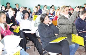 alumnos-y-docentes-del-colegio-nacional-carlos-antonio-lopez-de-estero-camba--205414000000-1459459.jpg