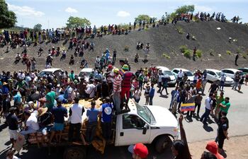 venezolanos-celebran-este-sabado-la-llegada-de-la-primera-de-las-dos-grandes-camionetas-cargadas-con-parte-de-la-ayuda-humanitaria-de-brasil-para-vene-140508000000-1806985.JPG