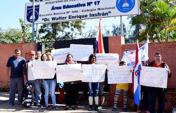 padres-se-manifestaron-frente-a-la-escuela-doctor-walter-enrique-insfran-por-posible-nombramiento-de-otra-directora--210056000000-1739594.jpg
