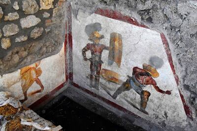 Un fresco que muestra la cruenta lucha de dos gladiadores, heridos y bañados en sangre, el último hallazgo en las excavaciones del yacimiento de Pompeya (sur), la ciudad romana sepultada y arrasada por la erupción del Vesubio hace dos milenios.