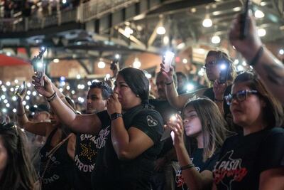 Una multitud participa en un tributo comunal a las víctimas de la masacre en El Paso, Texas.
