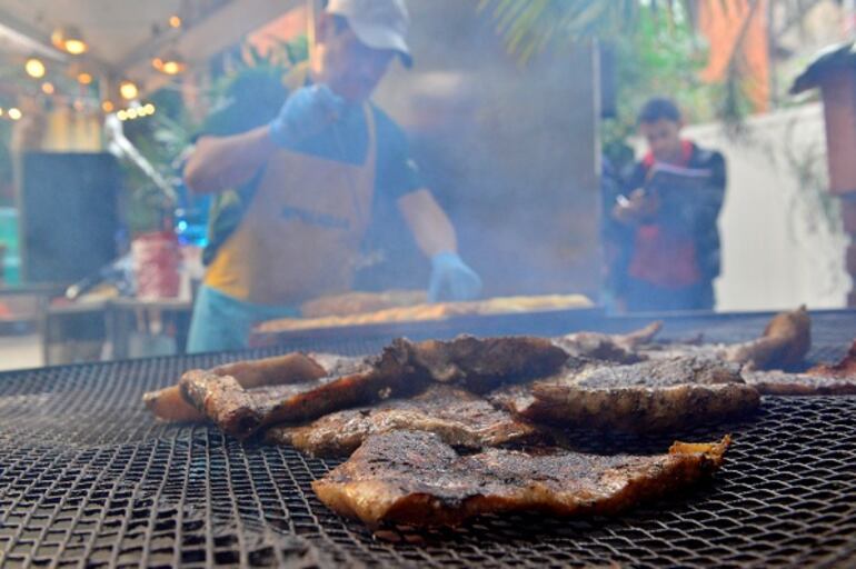 Restaurantes proponen comidas tradicionales del país, como el asado.