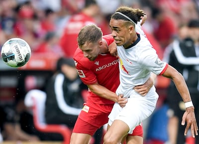 Yussuf Poulsen (d), del Leipzig, disputa el balón con Marvin Friedrich, de Unión Berlín, durante el partido jugado ayer.