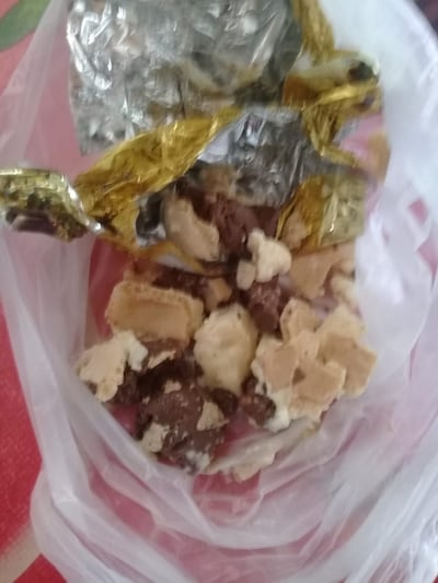 En el interior del bombón fue encontrado trozos de vidrio, según la denuncia.