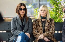 debbie-ocean-la-hermana-de-dany-ocean-tambien-tiene-su-equipo-de-estafadoras-sandra-bullock-encarna-a-la-habil-ladrona-en-oceans-8-que-como-las-220839000000-1720225.jpg
