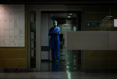Un trabajador de la salud que se enfrenta a la nueva crisis del coronavirus se encuentra en un corredor del Hospital Son Espases en Palma de Mallorca.