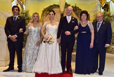 Acompañaron a los novios, sus padrinos, Carlos López y Nancy Colmán de López; Maree Vickery  y Scott Vickery.