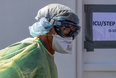 Un enfermero con traje de protección en un hospital de campo para pacientes del coronavirus en Cremona, Italia.