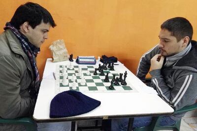 Sergio Pereira (i), en una imagen de archivo de una partida con Eric Riva, será el octavo tablero por nuestro país en el match contra Chile marcado para el domingo.