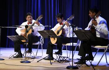 randhi-hurtado-walter-arpasi-joel-jayo-y-saddam-garcia-guitarristas-clasicos-peruanos-que-conforman-el-cuarteto-cavata-durante-su-presentacion-del-192440000000-1357084.jpg