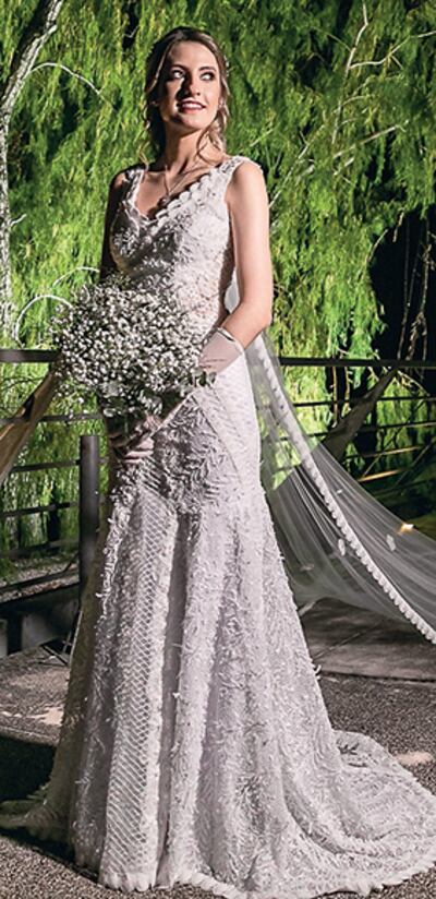 Andrea González Maidana
Espléndida. El wedding dress fue creado por Asir Maidana, mamá de la novia, con textura artesanal y voluminosa —tipo red— que aportaba fluidez y elegancia al traje nupcial. La pedrería bordada a mano enriquecía el vestido. El tocado consistió en un velo de tul con bordes artesanales. Portó en sus manos un delicado ramo de gipsófilas.
