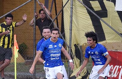 Federico Jourdan (23) festeja el tanto que le dio la victoria a Sol de América, detrás acompañan Viera y Vera.