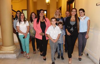 el-nino-intendente-de-villa-maria-cordoba-guido-mana-en-primer-plano-acompanado-de-la-intendenta-de-ybycui-y-personas-que-apoyan-el-programa-de-ap-224342000000-1545366.jpg