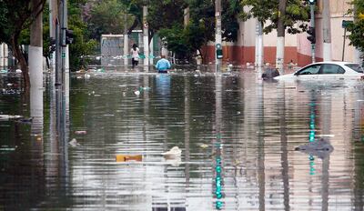 Las calles de São Paulo fueron anegadas por las aguas tras un gran temporal este lunes.