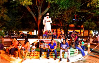 La plaza San Roque González de Santa Cruz, ubicada en el radio urbano de la comunidad, es una de las más concurridas.