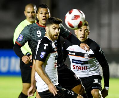 Wilson Ibarrola se anticipa a Robín Ramírez en el objetivo de llegar al balón. Álvaro Campuzano palpita la jugada más atrás.