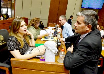 Los diputados Kattya González y Édgar Acosta ayer en la sesión.