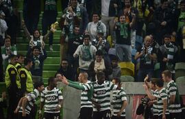 islam-slimani-es-congratulado-por-sus-companeros-luego-de-anotar-un-gol-en-la-victoria-del-sporting-lisboa-sobre-el-porto-191656000000-1059798.JPG