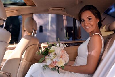 La novia lució fina y delicada a su llegada a la iglesia.