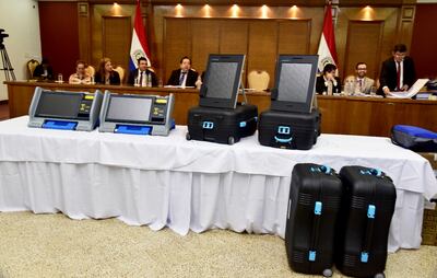 Las máquinas de votación electrónica ofrecidas por dos oferentes a la Justicia Electoral.