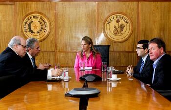 la-titular-del-mic-liz-cramer-conversa-con-carlos-tilkian-y-otros-empresarios-brasienos--212304000000-1754416.jpg