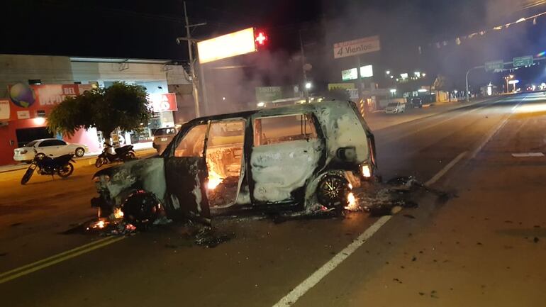 Vehículo incendiado frente al Banco Visión de Liberación.