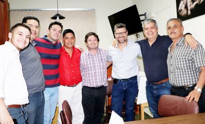 El periodista Diego Agüero (3° de la der.), junto al senador Enrique Riera (2° de la der.) y otros miembros del movimiento Esperanza Republicana, que competirá en las municipales.