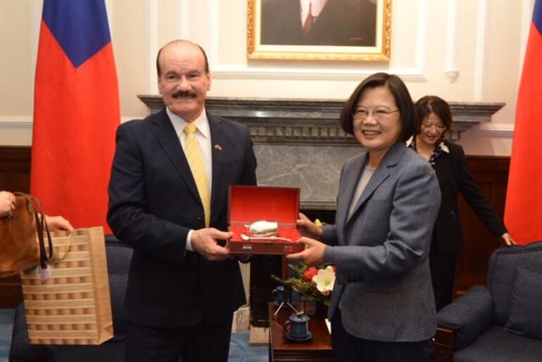 La presidenta de Taiwán país Tsai Ing-wen y el ministro Soto Estigarribia.