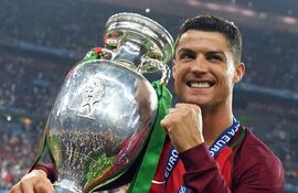 cristiano-ronaldo-se-acordara-siempre-de-2016-ademas-de-ganar-su-cuarto-balon-de-oro-y-su-tercera-liga-de-campeones-la-segunda-con-el-real-madrid-l-231718000000-1539201.jpg