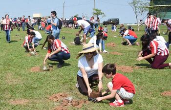 estudiantes-y-familiares-decidieron-invertir-su-sabado-en-dar-vida-a-un-arbol--02443000000-1760768.jpg