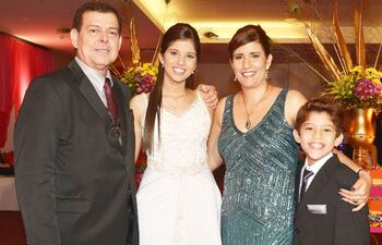 la-joven-con-sus-padres-wilfrido-mostafa-y-maria-luz-ortellado-y-su-hermanito-rafid-mateo-mostafa--214637000000-1328716.jpg