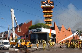aspecto-que-presentaba-el-supermercado-ycua-bolanos-el-dia-que-se-produjo-el-incendio-que-causo-la-muerte-de-400-personas-en-el-barrio-trinidad-de-asu-214044000000-1535291.jpg