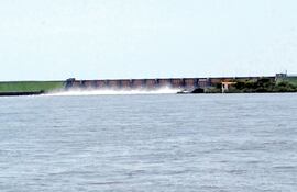 el-vertedero-sobre-el-brazo-ana-cua-del-rio-parana-donde-la-entidad-binacional-yacyreta-tiene-planeado-montar-5-turbinas-tipo-kaplan-de-54-mw-cada-un-201124000000-1555251.jpg