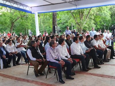 Autoridades que asistieron a la inauguración del parque lineal, donde el Presidente se ausentó.