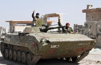 las-tropas-sirias-combaten-a-rebeldes-y-a-terroristas-del-estado-islamico-la-guerra-dejo-200-000-muertos-desde-2011-efe-195014000000-1302967.jpg