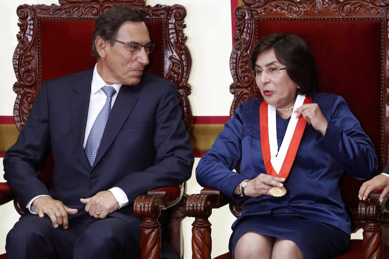 La magistrada Marianella Ledesma Narváez (d), junto al presidente de Perú, Martín Vizcarra (i), participa en su ceremonia para asumir como presidenta del Tribunal Constitucional (TC) en Lima (Perú).