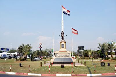 Estatua que recuerda al coronel Florentín Oviedo, héroe de la Guerra contra la Triple Alianza y cuyo nombre lleva la capital caaguaceña.